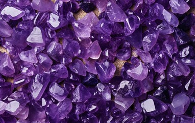 Fototapeta premium amethyst crystals pile background
