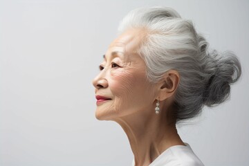 日本人シニア女性の横顔（おばあさん・おばあちゃん・アジア人・白背景・背景なし）