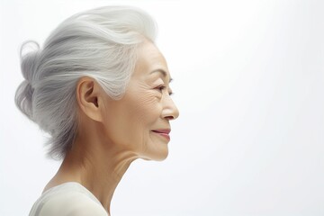 日本人シニア女性の横顔（おばあさん・おばあちゃん・アジア人・白背景・背景なし） - obrazy, fototapety, plakaty