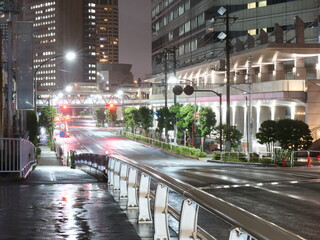 都会の雨の日の夜