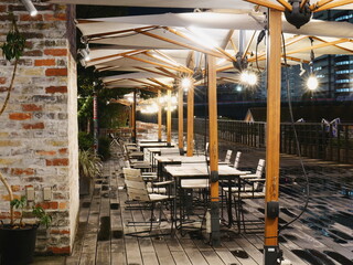 テーブルと椅子のある風景