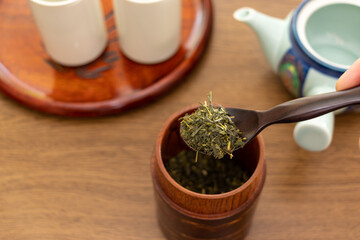 さじですくった茶葉