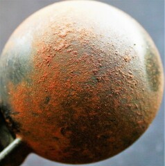 bola de metal oxidado aparentando un planeta © Manuel