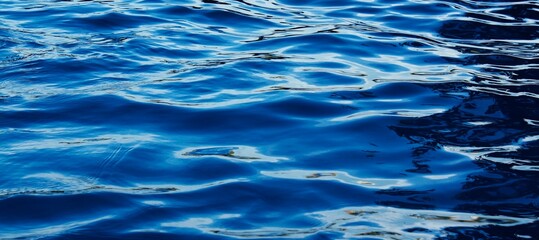 agua ondulando con un color muy azul