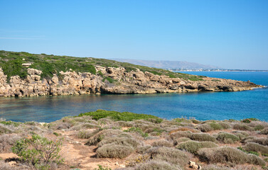 Fototapeta na wymiar Golfo con scogliera e mare calmo in Sicilia