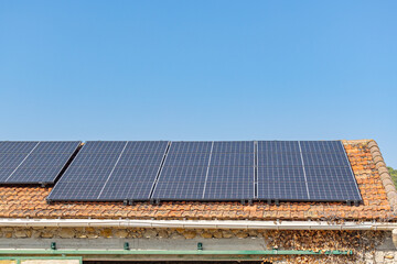 panneaux solaires sur la toit d'une maison - obrazy, fototapety, plakaty