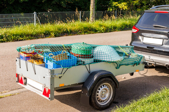 Auto mit Anh&auml;nger voller Sperrm&uuml;ll