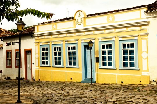 Cidade histórica de Goiás Velho com construções antigas , ruas de calçamento de pedra, postes antigos e portas e janelas de madeira. 