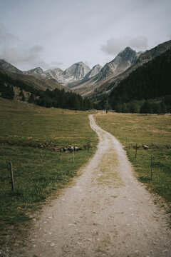 Wanderweg oim Pfossental. Im Hintergrund wundersch&ouml;ne Berge der Texelgruppe in S&uuml;dtirol Sp&auml;tsommer 1