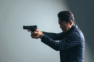 拳銃を構えるミドル男性