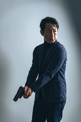 拳銃を持つミドル男性