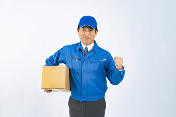 Fototapeta na wymiar 段ボール箱を持つ作業服の男性　作業員　運送業者　セールスドライバー