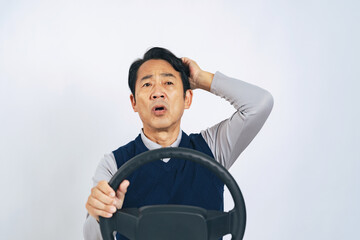 運転しながら悩むミドル男性