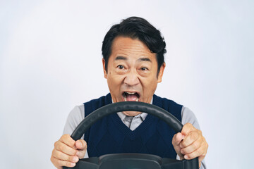 交通事故を起こしたミドル男性