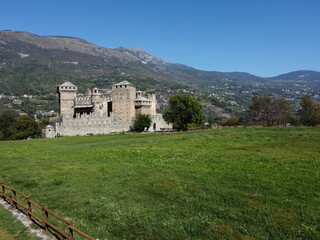 Vista  aerea dal drone. Il castello di Fénis è un castello medievale italiano situato nel comune di Fénis. È uno dei castelli più famosi della Valle d'Aosta.