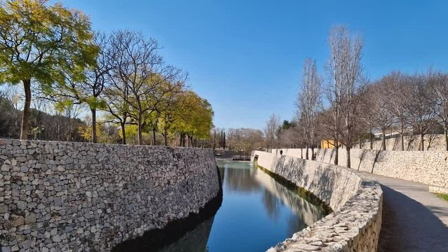 Walk along the Vial del Turia route in spring. A well-kept, stylish park convenient for walking and cycling. A popular holiday destination for tourists and locals.