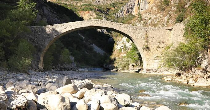 Le Pont de Tusset au-dessus de la rivi&egrave;re le Verdon en France