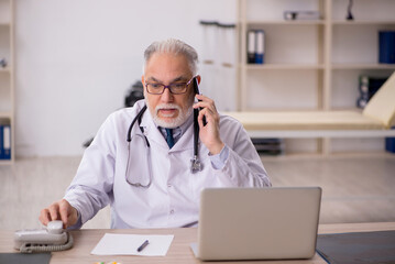 Fototapeta na wymiar Old male doctor in telemedicine concept
