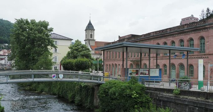 Bad Wildbad, Kurstadt im Nordschwarzwald. Stadt-Rundgang. K&ouml;nig-Karl Strasse. Blick auf die Evangelische Kirche, Palais Thermal und Kurplatz gelegen am lauf der Enz
