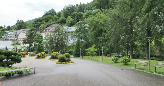 Bad Wildbad im Nordschwarzwald. Herrlicher Blumengarten und terrasse. Start vom Natur-Kurpark. Kuranlagenallee und flach rundgang entlang der Enz ges&auml;umt von hohen B&auml;umen und Felspartien
