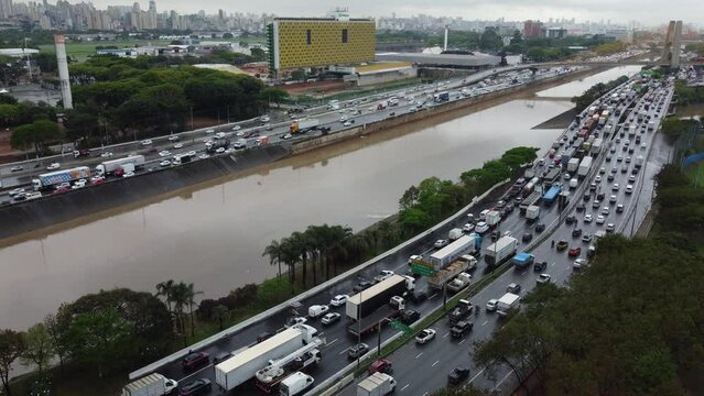 Tr&aacute;fego intenso de ve&iacute;culos na marginal tiet&ecirc; em S&atilde;o Paulo, Brasil. 