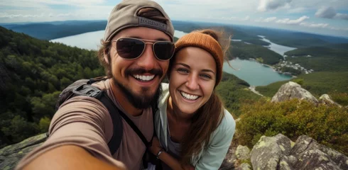 Poster Glückliches Paar im Bergurlaub: Gemeinsames Selfie strahlt Lebensfreude und Abenteuerlust aus © Infini Craft