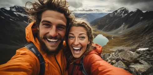 Poster Glückliches Paar im Bergurlaub: Gemeinsames Selfie strahlt Lebensfreude und Abenteuerlust aus © Infini Craft