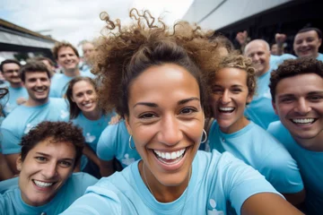 Fotobehang Teamgeist und Lebensfreude: Junge Frau mit fröhlichem Team, lachend, Spaß und Glück, beim gemeinsamen Selfie - Erfolg fürs Leben © Infini Craft