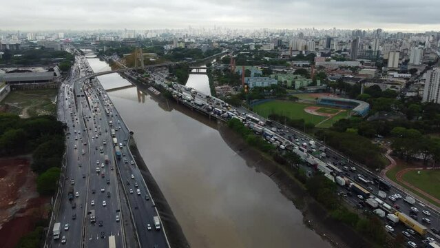 Vis&atilde;o a&eacute;rea da marginal tiet&ecirc; em S&atilde;o Paulo, Brasil captada por um drone.