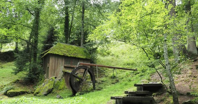 Natur-Kurpark Bad Wildbad. Grüne Oase zum Flanieren , Ausruhen und Genießen ein. Der Weg führt an historischen Gebäuden. Schwarzwald Mühle