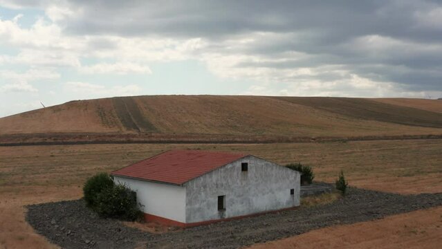 Casolare in mezzo a paesaggio di campagna collinare