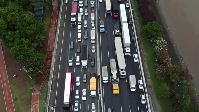 Vis&atilde;o a&eacute;rea do tr&acirc;nsito carregado na marginal tiet&ecirc; na cidade de S&atilde;o Paulo, Brasil.