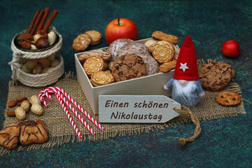 Süßigkeiten zum Nikolaustag mit dem Gruß einen schönen Nikolaustag auf einem Label.