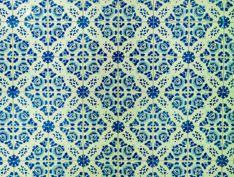 Painel de azulejos azuis com motivos tradicionais portugueses. 