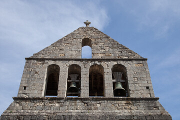 Naklejka premium Clocher de l'église médiévale du village de Ailhon en Ardèche