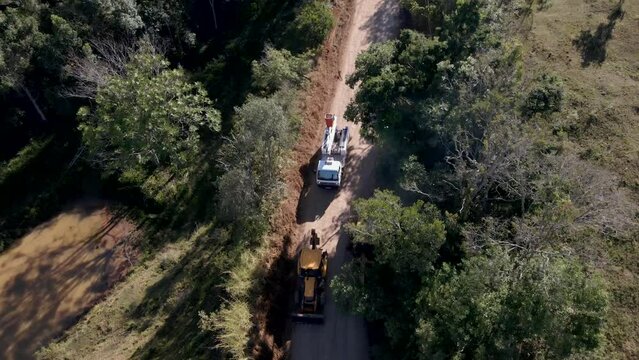 Trator trabalhando em estrada rural