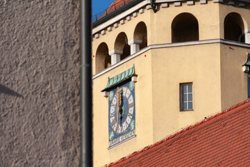 Uhrenturm am Oskar-von-Miller Gymnasium in München Schwabing