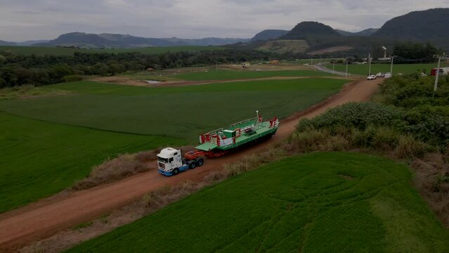 Balsa sendo transportada em rodovia rural