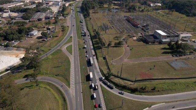 Balsa sendo transportada por caminh&atilde;o em estrada 