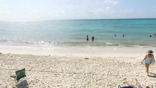 Video con Drone de Playa Shangrila, saliendo de calle 38 en playa del carmen con el agua azul turqueza.