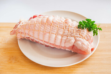 網で縛った豚バラブロック肉