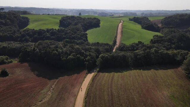 Drone 4k Ciclistas andando em estrada rural
