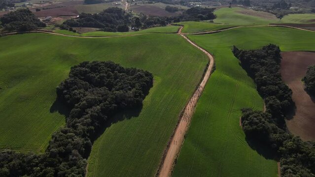 Drone 4k Ciclistas andando em estrada rural