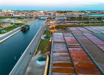 Obraz premium Vista da cidade de Aveiro desde a ria de Aveiro. 