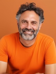 Obraz premium Happy european man in casual clothing against a neutral background