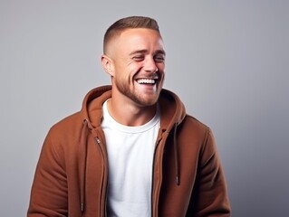 Obraz premium Happy european man in casual clothing against a neutral background