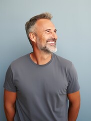 Obraz premium Happy european man in casual clothing against a neutral background