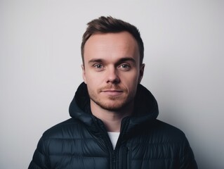 Obraz premium Happy european man in casual clothing against a neutral background