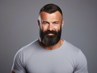 Obraz premium Happy european man in casual clothing against a neutral background
