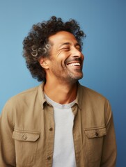 Obraz premium Happy european man in casual clothing against a neutral background